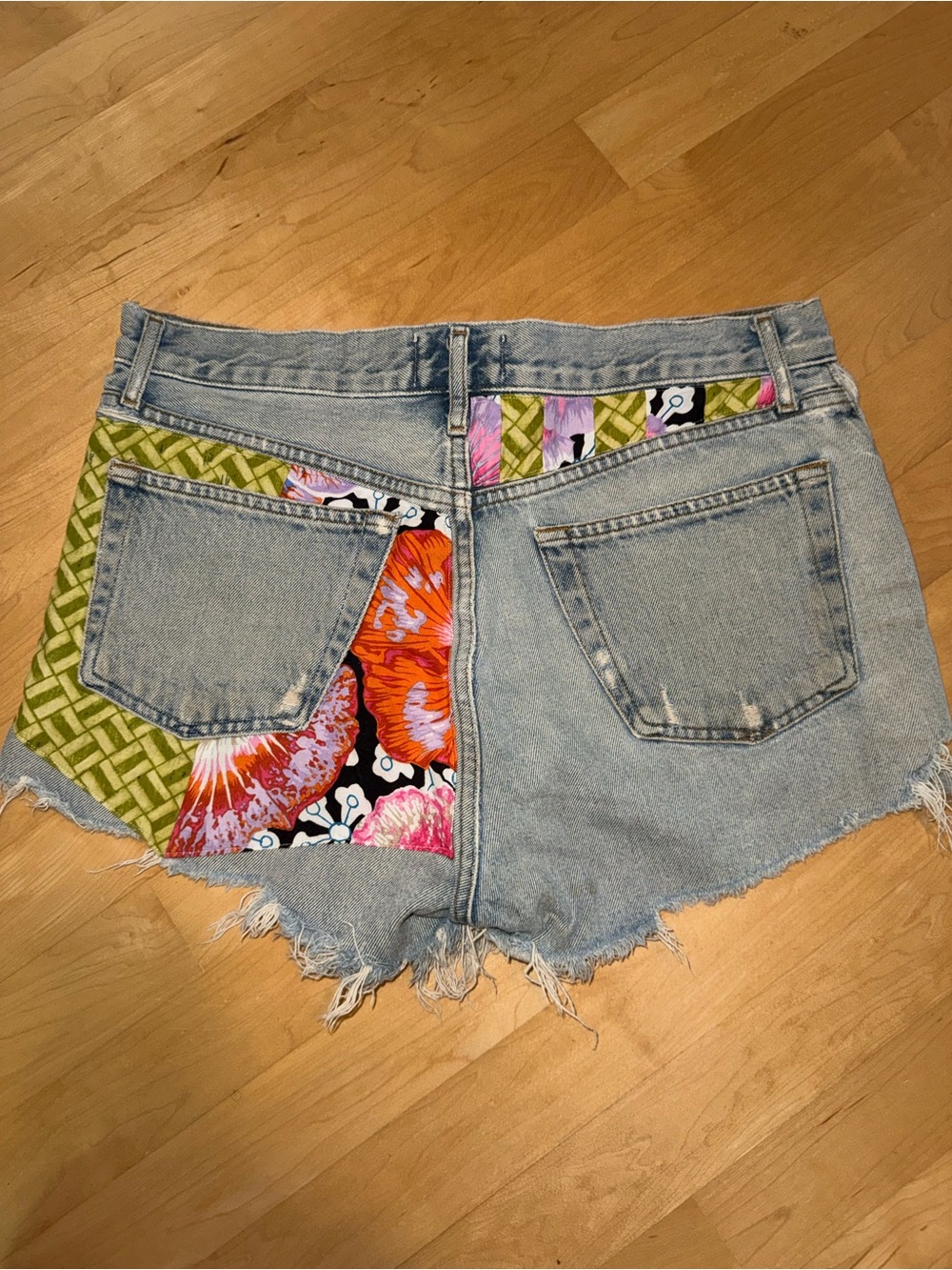 Agolde “Special Edition” Vintage Hawaiian Patched Shorts - Picture 2 of 3